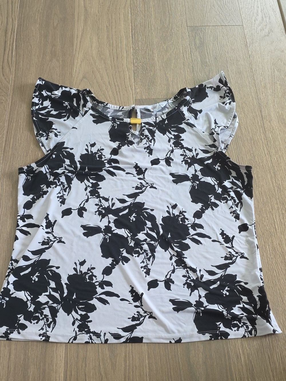 Liz Claiborne Black and White Floral Flutter Sleeve Top